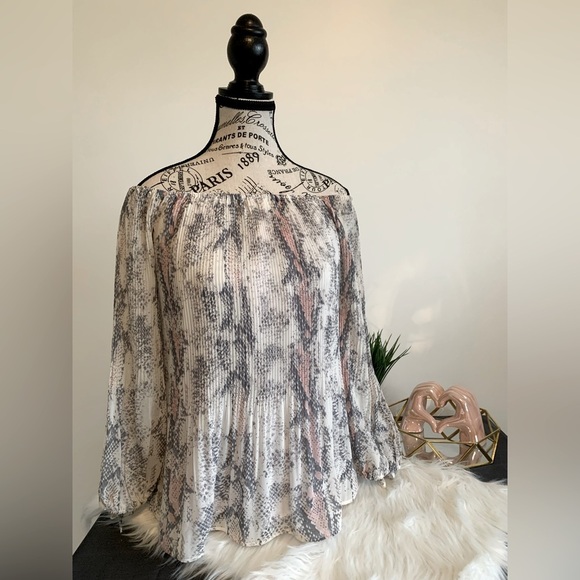 TRIABL JEANS Off The Shoulder Blousee - Picture 1 of 8